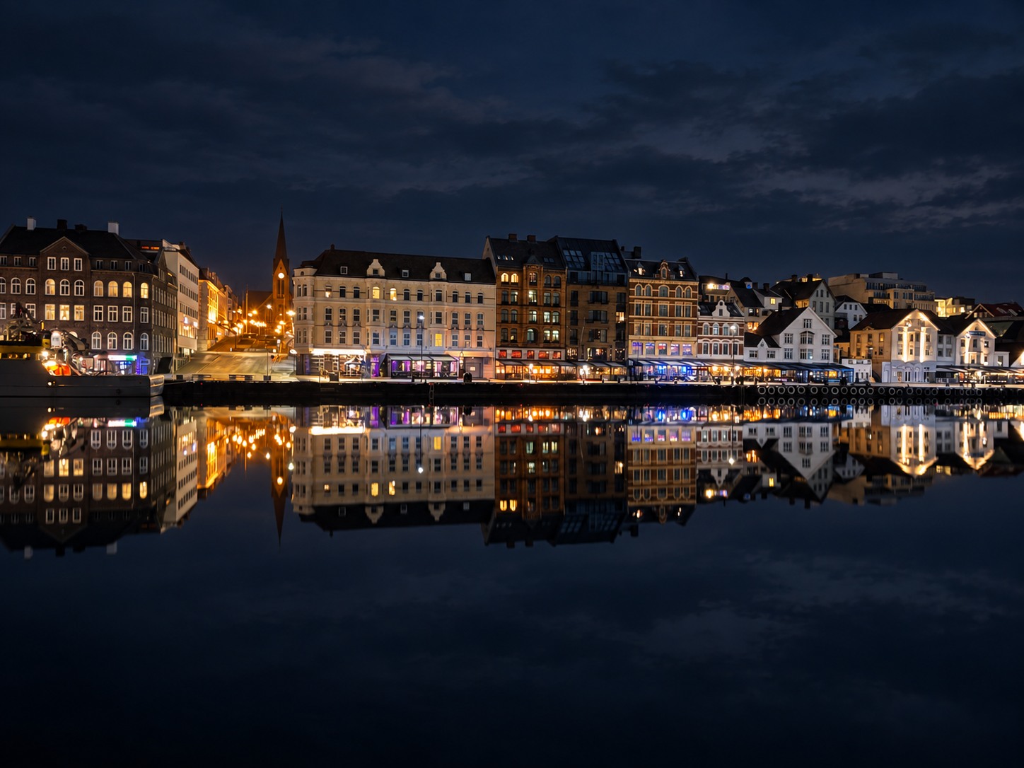 Smedasundet og Haugesund sentrum på kveldstid
